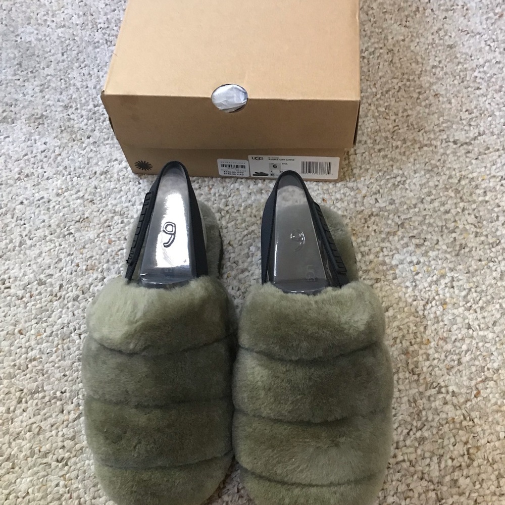 UGG New slingback Superfluff Slippers. - size 6